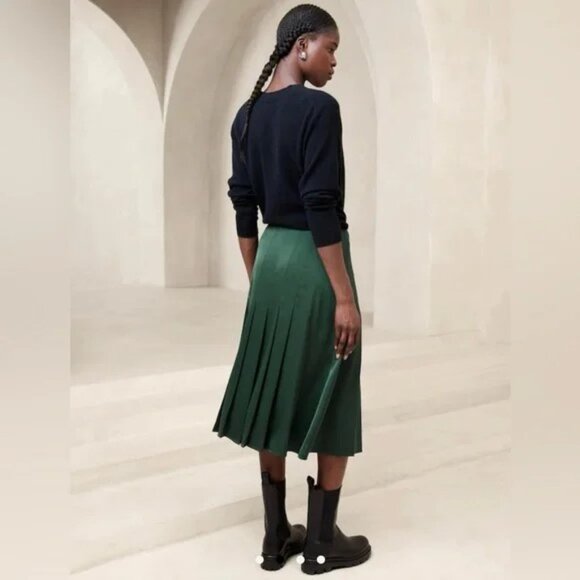 NWT Banana Republic Crepe Pintuck Midi Skirt - Size 4 - Picture 2 of 5